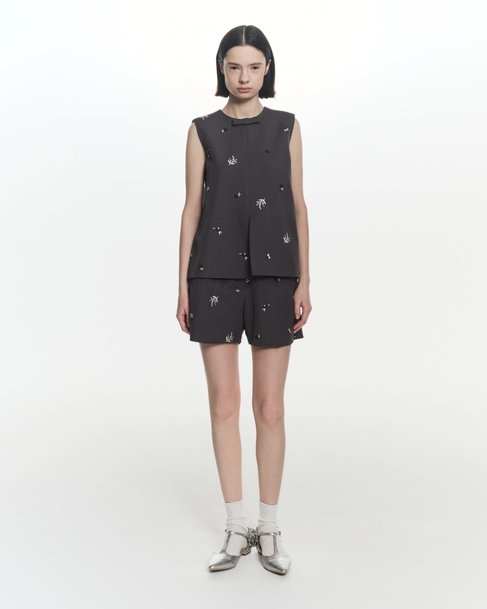 B. GARDEN SHORT PANTS