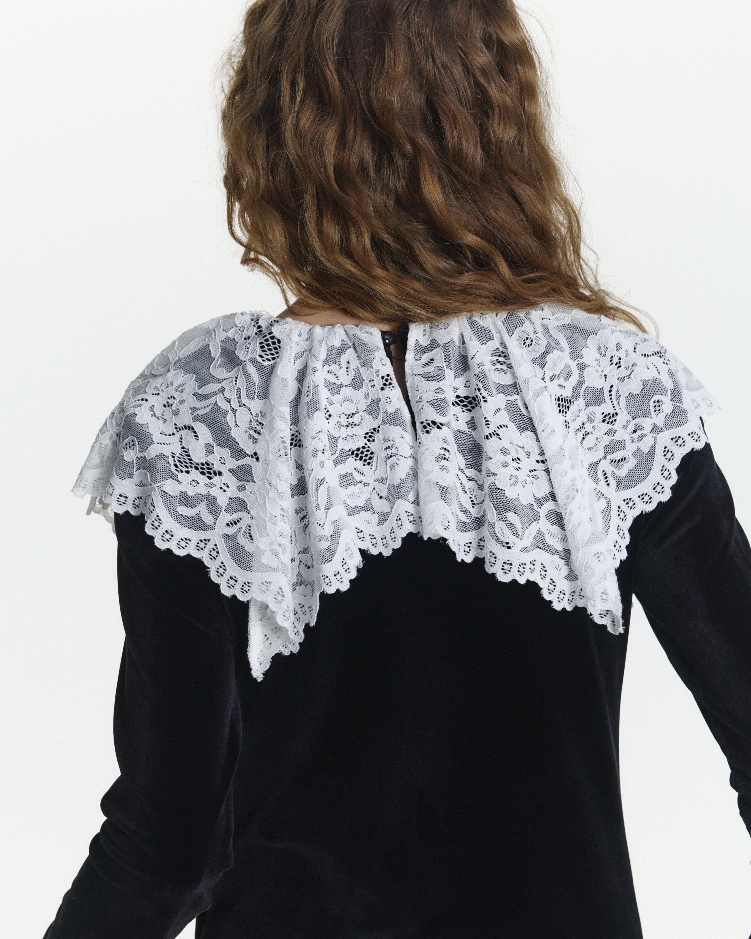 BIBIY. MADE | SABRINA LACE VELOUR TOP BLACK｜TOPS｜Bibiy.