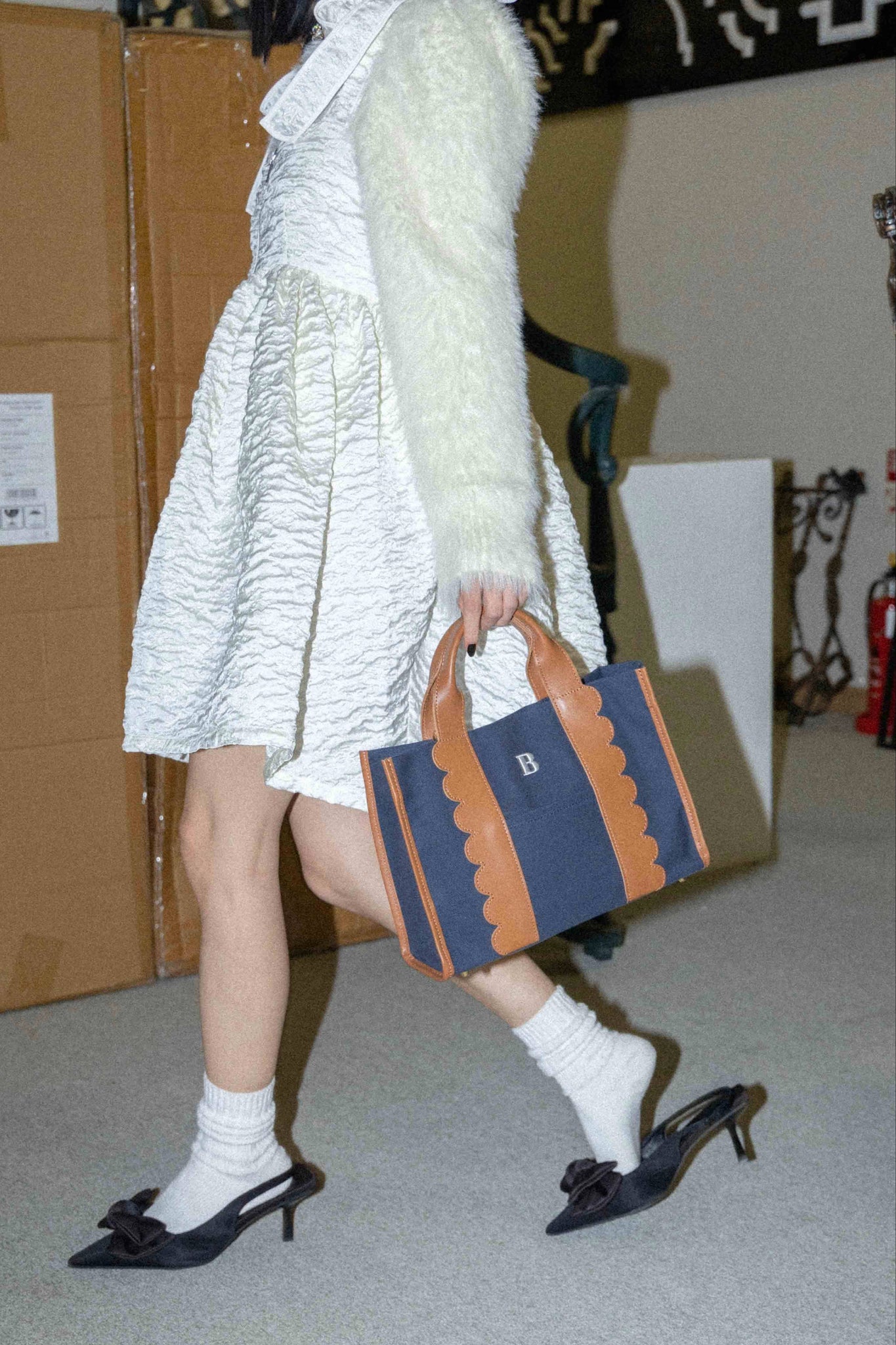 B. CANVAS BAG
